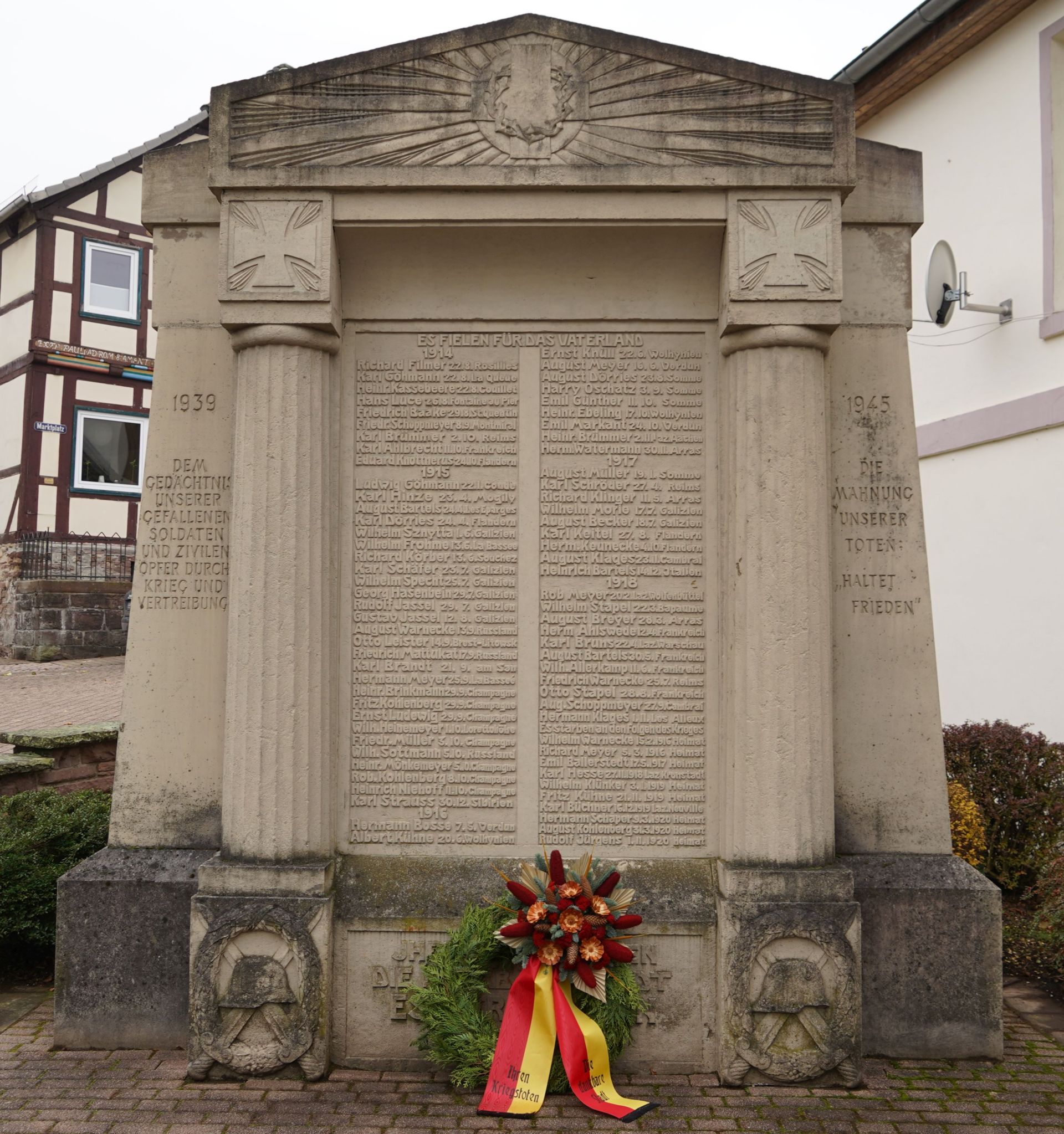 Kriegerdenkmal von 1921 in Eschershausen mit Kranz